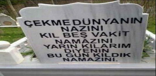 Muhammed Bozdağ bir köy mezarlığında ölümü tefekkür ediyor.