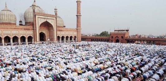Cuma günü tatil ilan edilmeli mi? Cuma namazı secdesinde...